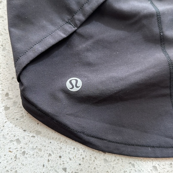 High rise 2.5” Lululemon speed up shorts - Picture 4 of 6